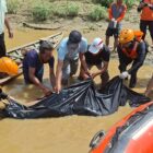 Tim SAR Gabungan mengevakuasi korban tenggelam setelah jatuh dari perahu penyeberangan | sar
