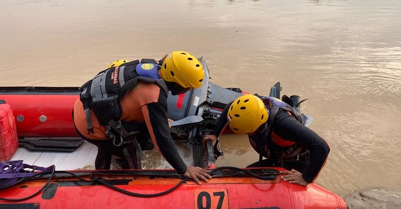 Upaya Tim SAR melakukan pencarian seorang pemancing yang diduga tenggelam di Sungai Batang Tembesi | sar