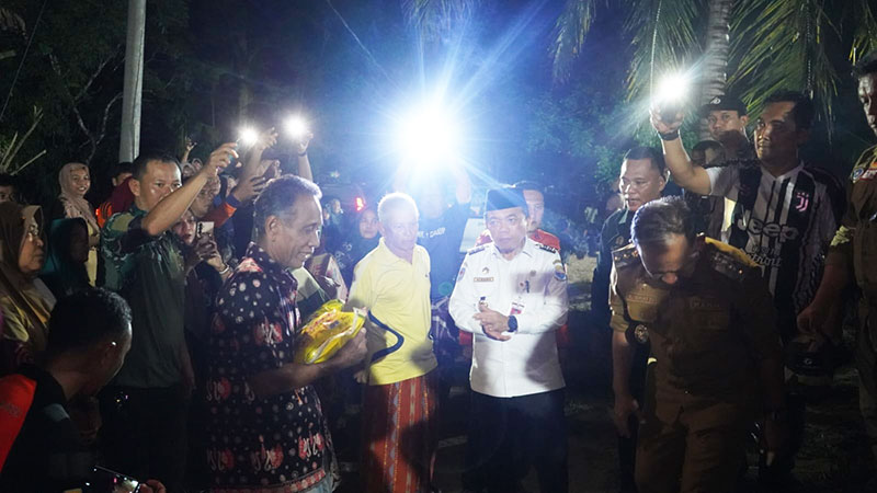Gubernur Jambi, Al Haris, meninjau lokasi banjir dan warga yang menjadi korban, di Desa Pulau Bayur, Pamenang Selatan, Merangin, Sabtu | kominfo