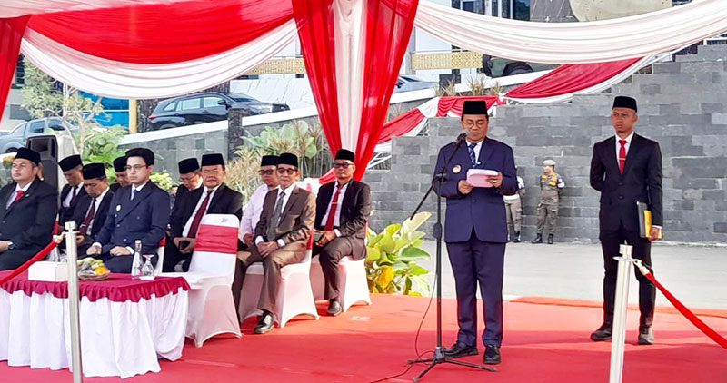 Wali Kota Jambi, Maulana, menyampaikan sambutan pada upacara Hari Lahir Pancasila, di Lapangan Kantor Wali Kota Jambi, Senin | ft
