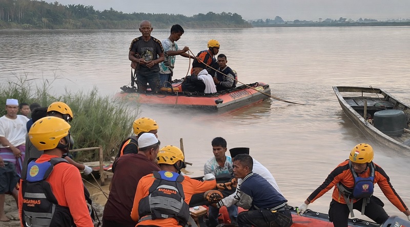 Tim SAR Gabungan mengevakuasi Fajar, bocah yang tenggelam di Sungai Batanghari, Rabu | sar
