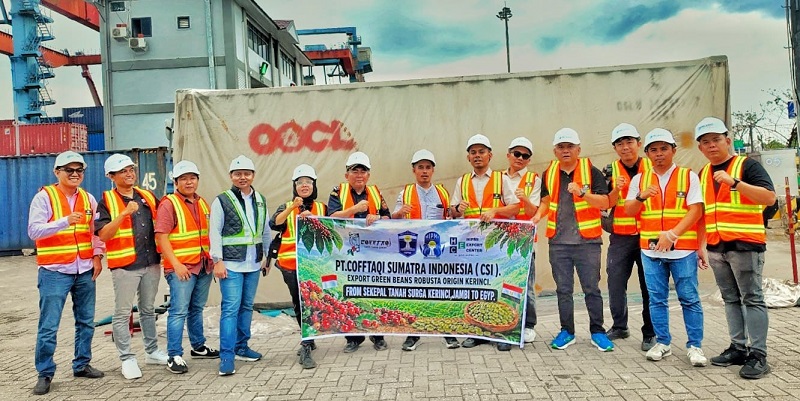 Ekspor 19.200 kilogram atau 19,2 ton green bean kopi robusta asal Kerinci melalui Terminal Petikemas Talang Duku menuju Mesir | pelindo