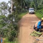 Petugas PLN memperbaiki kabel yang diputus akibat dicuri maling, di Kabupaten Muaro Jambi | nst
