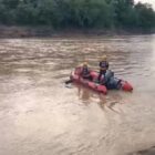 Tim SAR mencari Bambang, bocah yang hanyut di Sungai Batang Tembesi, Kabupaten Sarolangun, Jambi | sar