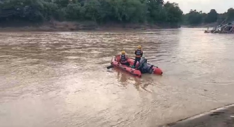 Tim SAR mencari Bambang, bocah yang hanyut di Sungai Batang Tembesi, Kabupaten Sarolangun, Jambi | sar
