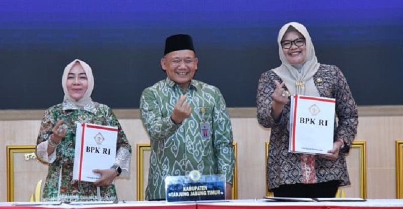 Bupati Tanjung Jabung Timur, Dillah Hikmah Sari, menerima LHP atas LKPD dari BPK RI Perwakilan Provinsi Jambi, Selasa | dki-tjt