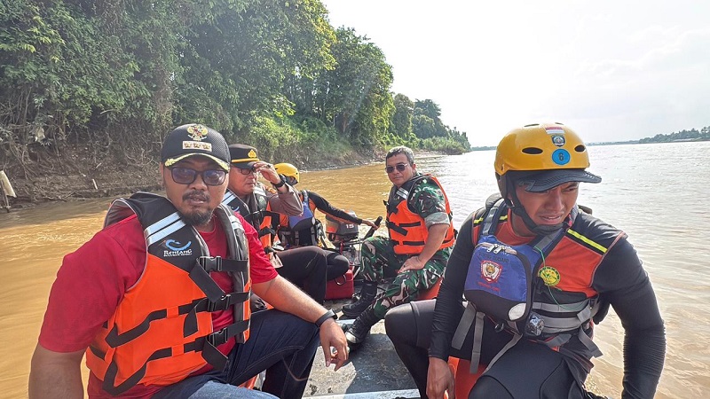 Tim SAR Gabungan mencari seorang pemancing yang diduga tenggelam di Sungai Batanghari | sar
