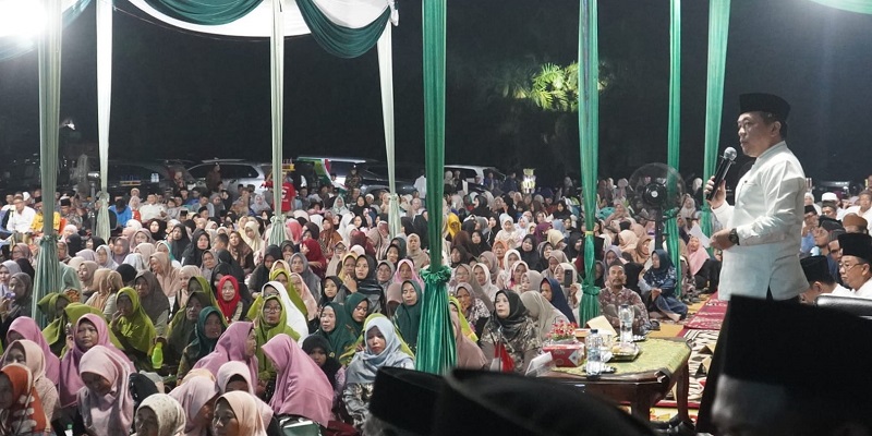 Gubernur Jambi, Al Haris, pada acara Tabligh Akbar dan Haflah Akhirussannah, di Pondok Pesantren Thoriqul Jannah Al Firdaus, Desa Muaro Pijoan, Jambi Luar Kota, Muaro Jambi, Jumat malam | novri