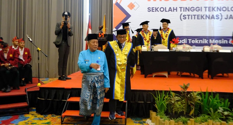Wakil Gubernur Jambi, Abdullah Sani, pada acara Wisuda Sarjana ke‑X Stiteknas Jambi, di Swiss-Belhotel Jambi, Rabu | sobirin