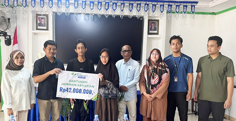 BPJS Ketenagakerjaan Batang Hari menyerahkan santunan Jaminan Kematian dan beasiswa kepada ahli waris almarhumah Nurjanah | ns