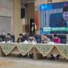 Diskusi publik membahas penataan kebersihan di Kota Jambi, dihadiri berbagai elemen masyarakat, di Rumah Dinas Wali Kota Jambi, Sabtu | th