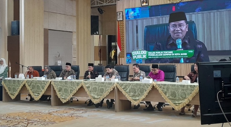 Diskusi publik membahas penataan kebersihan di Kota Jambi, dihadiri berbagai elemen masyarakat, di Rumah Dinas Wali Kota Jambi, Sabtu | th