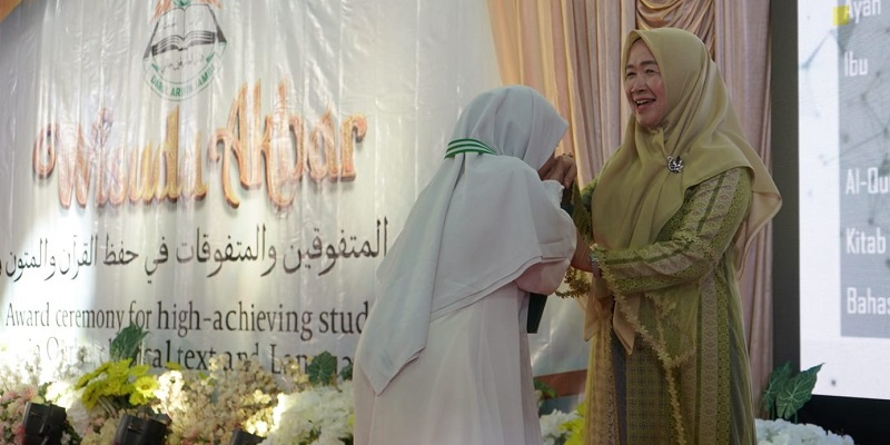 Ketua TP PKK Provinsi Jambi, Hesti Haris, memberi apresiasi tinggi kepada Pondok Pesantren Darul Arifin | novri