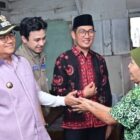Mak Gambreng, warga RT 05, Payo Sigadung, Kelurahan Rawasari, Kecamatan Alam Barajo, Kota Jambi menerima bantuan bedah rumah dari Pemkot dan Poresta Jambi | gjj