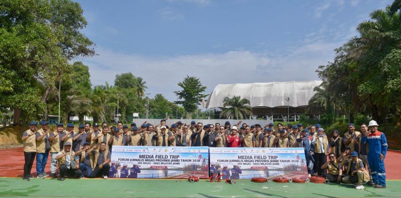 Peserta Media Field Trip Forum Jurnalis Migas Jambi 2026 berfoto bersama di area operasi Pertamina EP Jambi, bagian dari upaya meningkatkan pemahaman publik terhadap industri hulu migas | skk migas