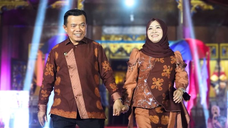 Gubernur Jambi, Al Haris dan istri pada pembukaan Pekan Kebudayaan Daerah, di kawasan Taman Mini Melayu Jambi, Jumat malam | es