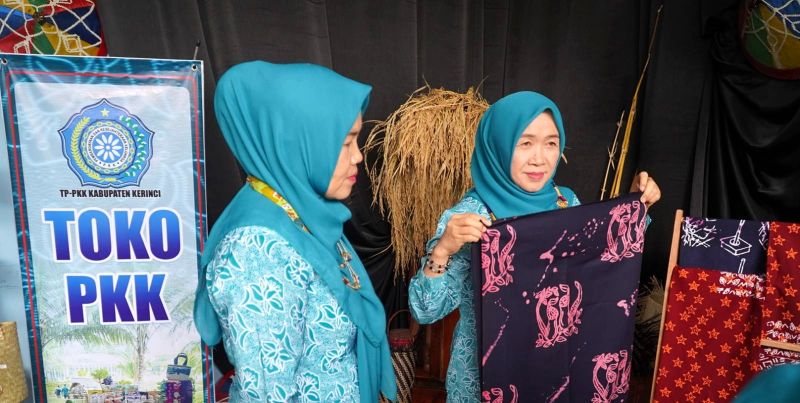 Ketua Tim Penggerak PKK Provinsi Jambi, Hesti Haris, meresmikan Rumah Dilan dan toko oleh-oleh di Kerinci | har